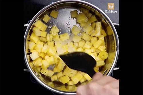 Công thức làm bánh bông lan trái dứa xốp mềm, thơm ngon đúng chuẩn