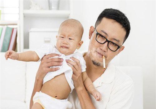 Những tác hại khôn lường khi trẻ hút thuốc lá thụ động mà nhiều cha mẹ không mảy may để ý