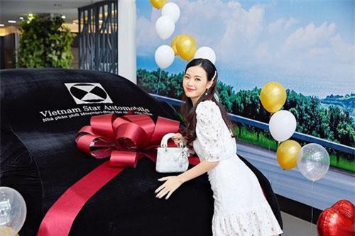 Cận cảnh Mercedes-Benz E-Class tiền tỷ mà hot girl Midu vừa tậu