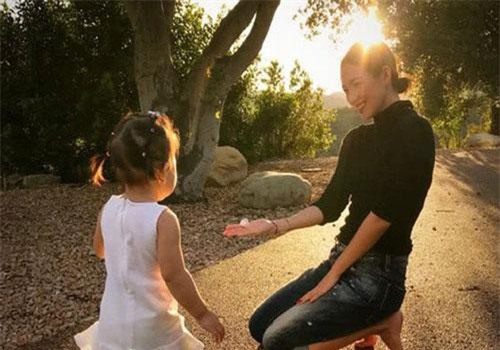 Vứt bỏ vẻ lộng lẫy của một ngôi sao, Chương Tử Di về quê trồng rau, chân đất chơi đùa cùng con gái nhỏ