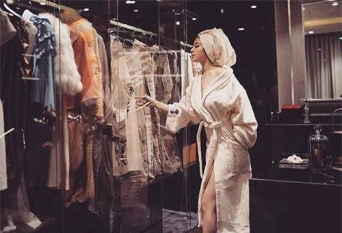 Ở biệt thự 5 triệu đô, bà mẹ 2 con Huyền Baby giàu cỡ nào?