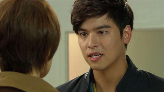 Chị dâu vừa mua hộp sữa bầu giảm giá đã bị em chồng xỉa xói, người chồng liền có hành động khiến cả nhà sửng sốt