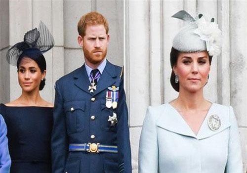 Đang nghỉ thai sản, Meghan vẫn tìm cách "bòn rút" của cải nhà chồng theo cách khiến dư luận phẫn nộ và bị vợ chồng chị dâu Kate "kì thị"