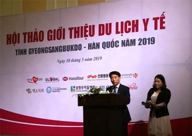 Ông Kim Young Gil, Trưởng ban Bộ phận chính sách y tế tỉnh Gyeongsangbuk-do phát biểu tại hội thảo.