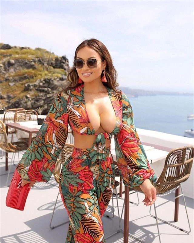 Daphne Joy khoe ngực nảy nở với váy hở bạo - 4