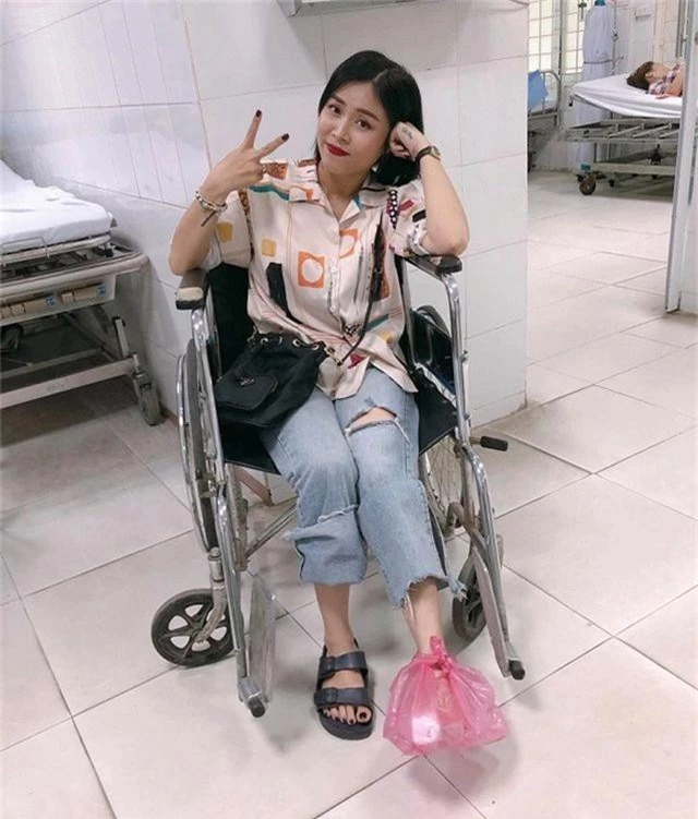 MC Hoàng Linh bị tai nạn lật ngón chân, phải nhập viện - 4