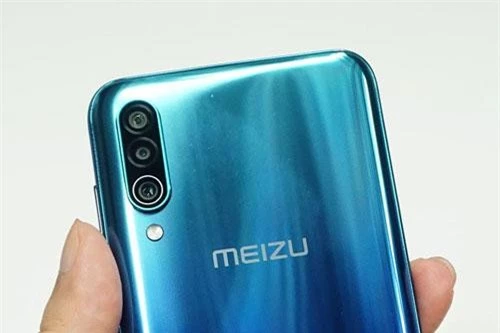 Meizu 16Xs sở hữu 3 camera ở mặt lưng. Trong đó, cảm biến chính 48 MP, f/1.7 với khả năng lấy nét theo pha. Cảm biến thứ hai 8 MP, f/2.2 cho ống kính góc rộng 118,8 độ. Cảm biến thứ ba 5 MP, f/1.9 giúp tăng độ sâu trường ảnh, chụp ảnh xóa phông. Bộ ba này được trang bị đèn flash LED, quay video 4K. 