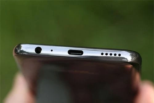 Jack tai nghe, mic thu âm thứ 2, cổng USB Type-C và loa ngoài dưới cạnh đáy.