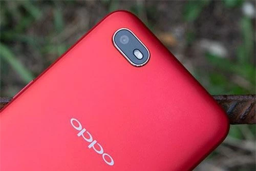 Camera sau của Oppo A1k có độ phân giải 8 MP, khẩu độ f/2.2 cho khả năng lấy nét tự động, nhận diện khuôn mặt, trang bị đèn flash LED, quay video Full HD. 