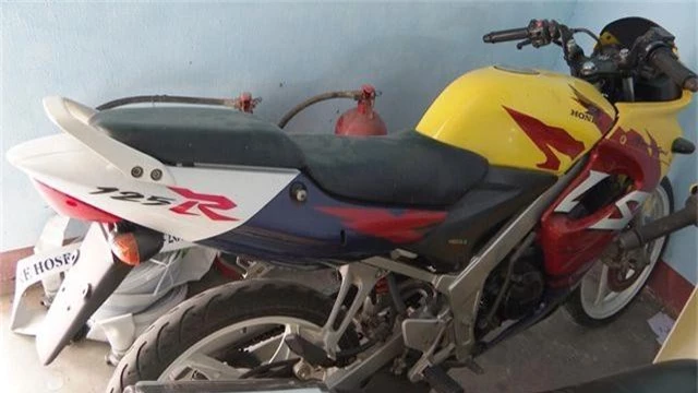 Phá đường dây buôn bán thiết bị xe máy trái phép “khủng” từ Lào về Việt Nam - 2