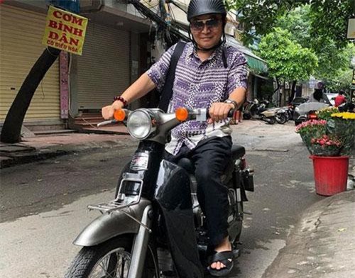 Cát - sê cao ngất ngưởng, Xuân Hinh vẫn đi xe máy, xỏ dép cao su?