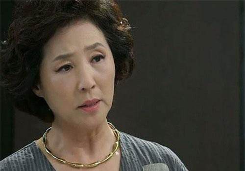 Đi tập yoga cùng bà hàng xóm, tôi hoảng hốt khi phát hiện lý do khiến con dâu trì hoãn mang thai, nhưng sự thật còn kinh khủng hơn