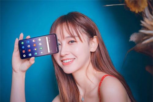 Smartphone 3 camera sau, pin 4.000 mAh, chip S675, RAM 6 GB, giá 'mềm'