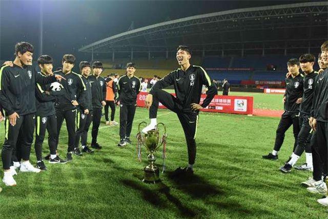 Bị tước chức vô địch vì ăn mừng phản cảm, U18 Hàn Quốc cúi đầu xin lỗi