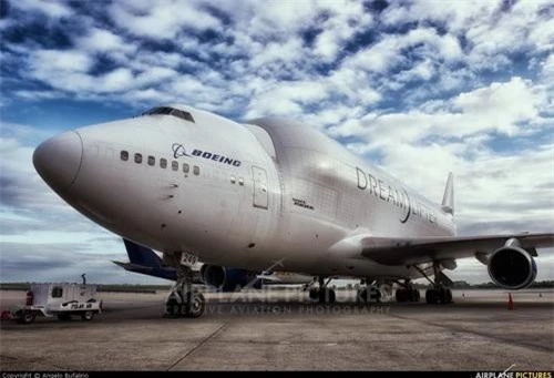Máy bay vận tải hạng nặng Boeing 747 Dreamlifter