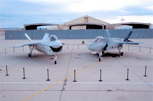 Hai mẫu thử nghiệm của chương trình JSF: X-32 (trái) và X-35 (phải)