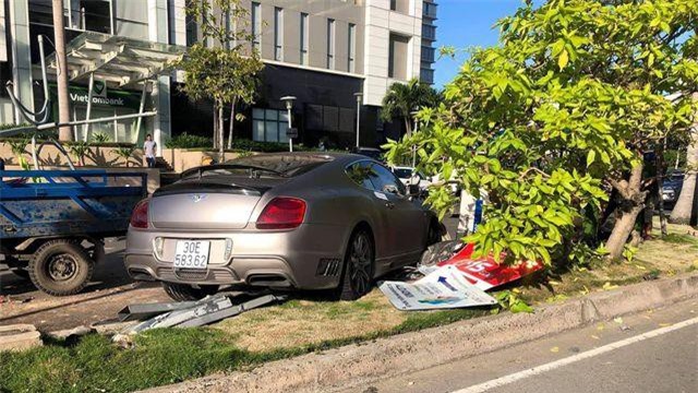 TPHCM: Xe Bentley tông đổ trụ đèn, bay qua dải phân cách