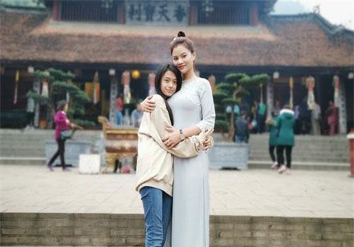 Lấy chồng giàu siêu mẫu Thu Phương vẫn gây bất ngờ với cách dạy con gái riêng của chồng