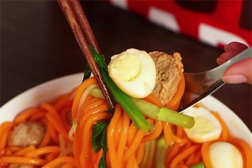 Độc lạ món bún đỏ cam đầy ắp riêu cua thịt ở Buôn Ma Thuột