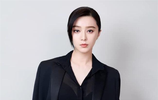 Giảm cân thần tốc như Phạm Băng Băng: Hôm trước vừa "bụng to vượt mặt" nay đã tự tin diện áo xuyên thấu khoe eo thon