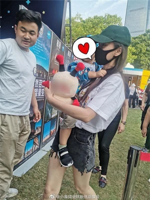 Angela Baby đưa quý tử đi chơi 1/6, vóc dáng mảnh mai nhưng bế con bằng 1 tay gây sốt Weibo - Ảnh 2.
