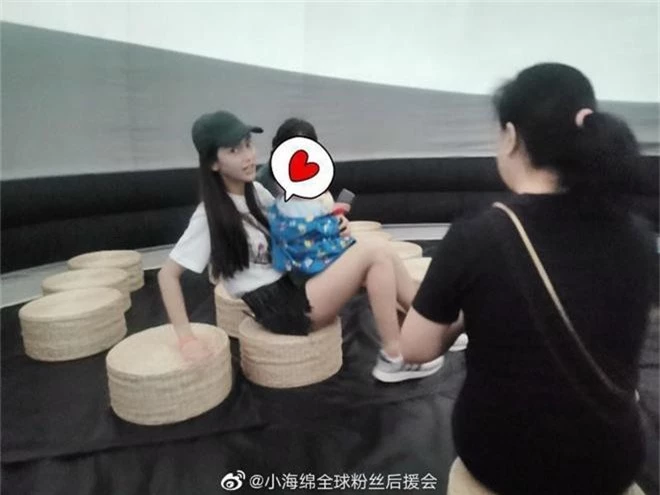 Angela Baby đưa quý tử đi chơi 1/6, vóc dáng mảnh mai nhưng bế con bằng 1 tay gây sốt Weibo - Ảnh 6.