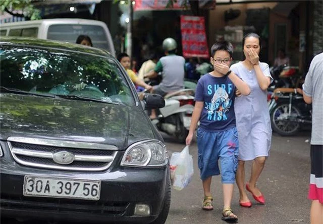 Hà Nội: Cá chết nổi trắng hồ Văn Chương, dân sống quanh hồ không dám... thở - 6