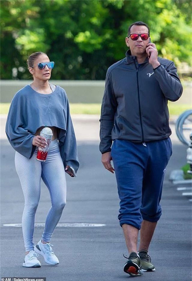 Jennifer Lopez khỏe khoắn ra phố với bạn trai kém tuổi - 1