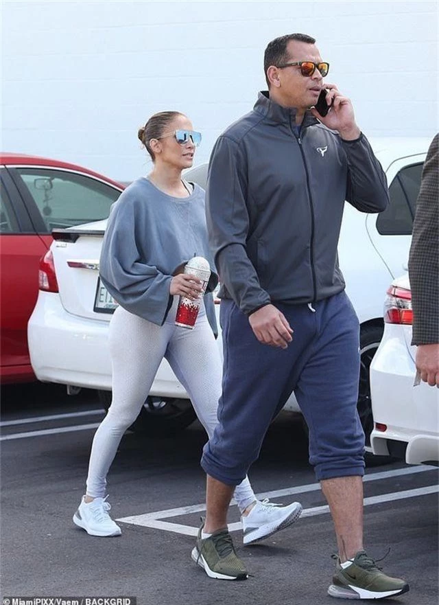 Jennifer Lopez khỏe khoắn ra phố với bạn trai kém tuổi - 4