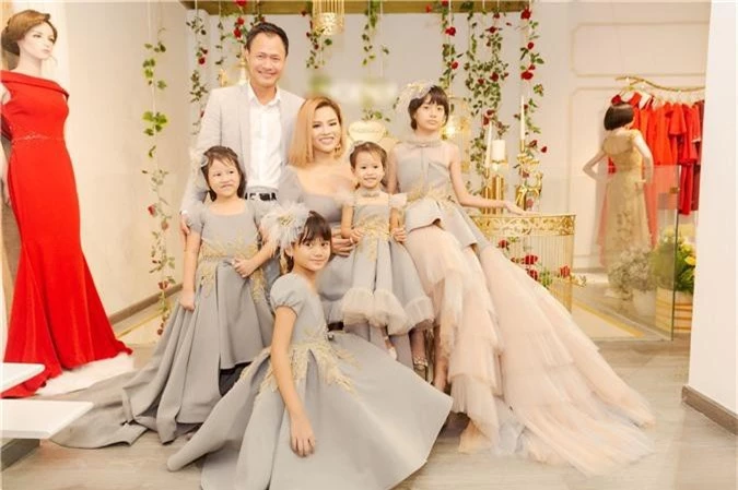 Lấy chồng giàu nhất nhì showbiz Việt, siêu mẫu Thu Phương vẫn khiến nhiều người bất ngờ vì dạy con gái riêng của chồng cách tiết kiệm tiền - Ảnh 1.