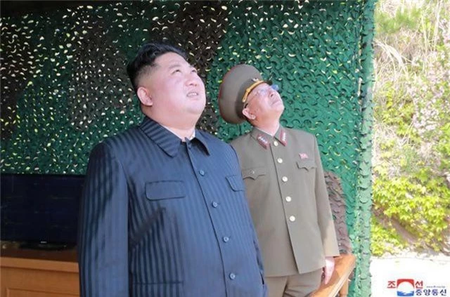 Ông Kim Jong-un thị sát loạt nhà máy nghi sản xuất bệ phóng tên lửa đạn đạo - 1