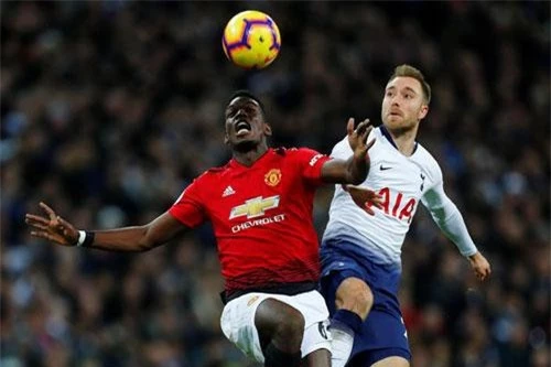 HLV Zidane thích Pogba (áo đỏ) hơn Eriksen.