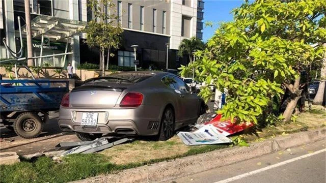 Xe sang hiệu Bentley ủi sập trụ đèn, bay qua khỏi con lươn ở Sài Gòn  