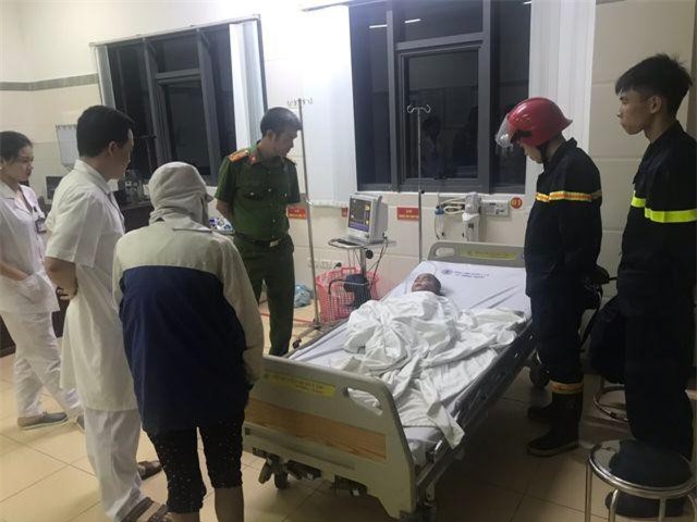 Giải cứu thành công bé trai 3 tuổi ngất lịm trong đám cháy