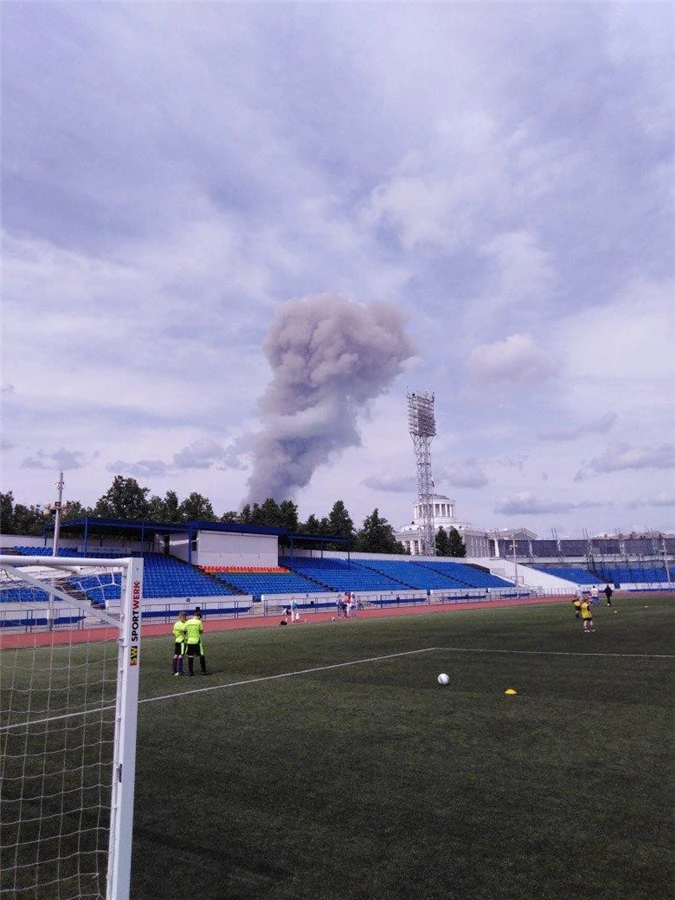 Cột khói từ vụ nổ được nhìn từ sân bóng