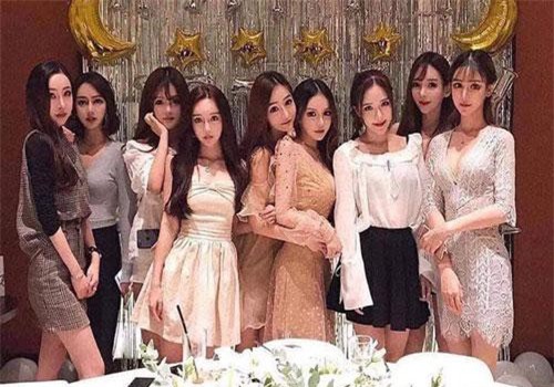 9 cô bạn thân khoe ảnh chụp cùng xinh như mộng, dân mạng chỉ thắc mắc có phải thẩm mỹ cùng một lò