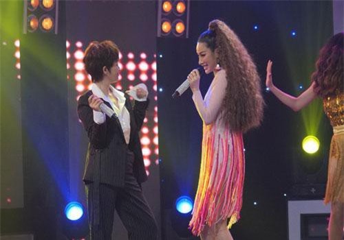 Người yêu cũ Lương Bằng Quang - Yaya Trương Nhi gây sốc khi hôn Đinh Hương