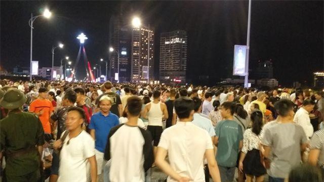 Biển người chen chúc tìm chỗ đẹp xem pháo hoa quốc tế Đà Nẵng