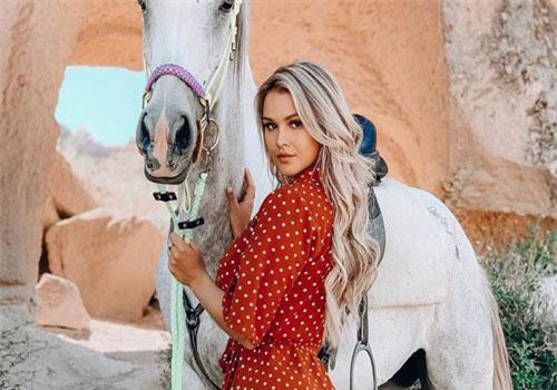 Tìm ra profile của cô gái ăn mặc siêu hở hang đại náo trận chung kết Champions League, follower tăng chóng mặt chỉ sau vài giờ