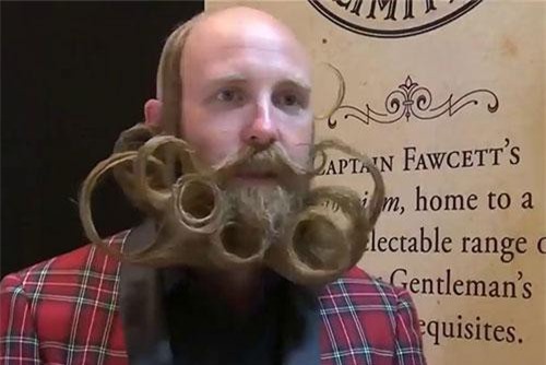 CLIP HOT (2/6): Những bộ râu 'khó đỡ' nhất thế giới, đàn linh cẩu đoạt mạng báo hoa mai