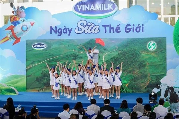 Tiết mục Vươn cao Việt Nam được thể hiện bởi các em thiếu nhi TP.HCM đã mở màn cho sự kiện