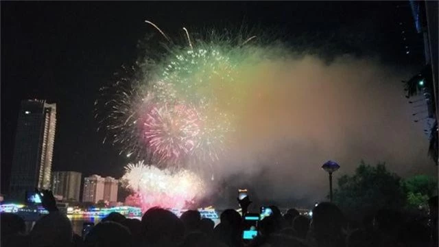 Biển người chen chúc tìm chỗ đẹp xem pháo hoa quốc tế Đà Nẵng - 15