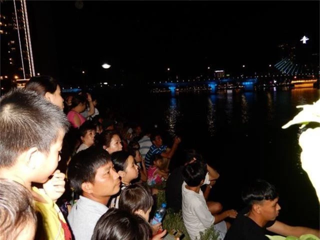 Biển người chen chúc tìm chỗ đẹp xem pháo hoa quốc tế Đà Nẵng - 7