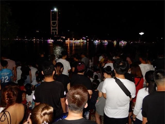 Biển người chen chúc tìm chỗ đẹp xem pháo hoa quốc tế Đà Nẵng - 9
