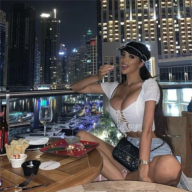 Chloe Khan liên tục khoe ngực ngoại cỡ - 3