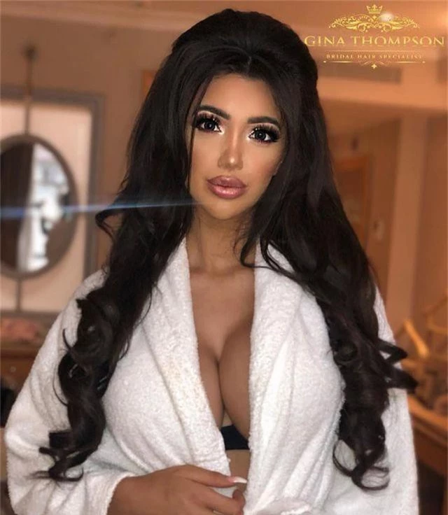 Chloe Khan liên tục khoe ngực ngoại cỡ - 8