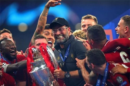 HLV Klopp phấn kích tột độ khi Liverpool vô địch.