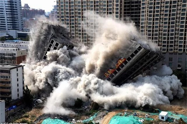 Trung Quốc giật sập 2 tòa chung cư cao 20 tầng vì xây dựng trái phép - Ảnh 1.
