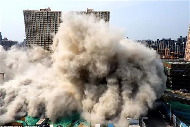 Trung Quốc giật sập 2 tòa chung cư cao 20 tầng vì xây dựng trái phép - Ảnh 2.