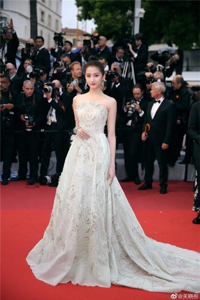 Vừa tỏa sáng ở Cannes, Quan Hiểu Đồng đã gây thất vọng với hình ảnh tăng cân và vòng một "lép kẹp" trong sự kiện ở quê nhà - Ảnh 7.